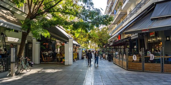 Κοσμος και καφετέριες στον πεζόδρομο της Κατερίνης